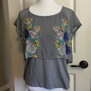 American Eagle AE top. Gray floral. NWOT Size Large